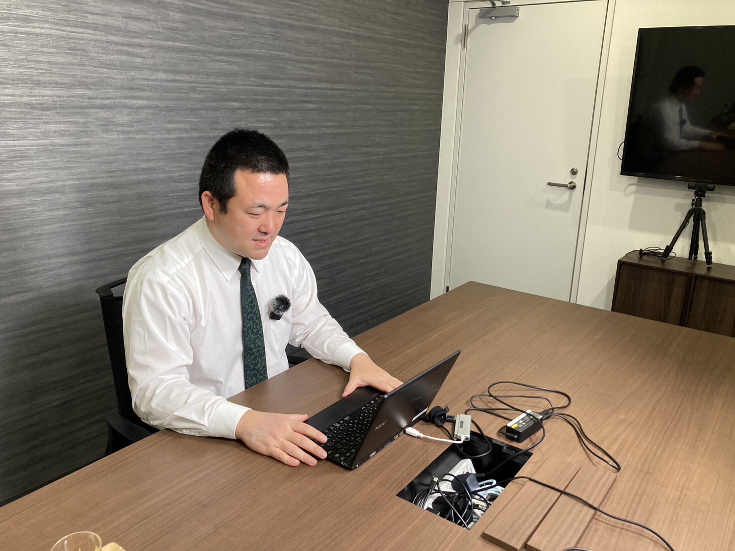 こんな感じで講義動画を撮ったんだと思います。。笑