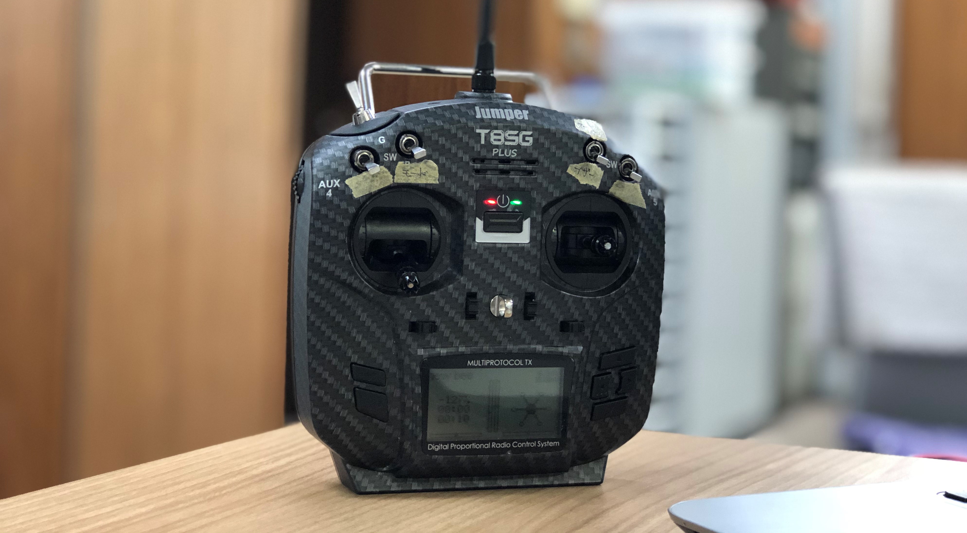 ドローンのコントローラー