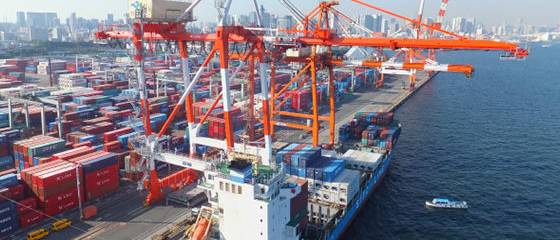 港湾クレーンのサビをドローンで見つけます！！